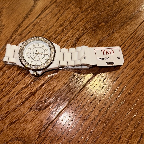 Ladies watch with Swarovski crystal bezel and number markers - Picture 3 of 3